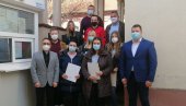 STIPENDIJE I DOKTORANDIMA: Opština Plandište potpisala ugovore sa 11 najboljih studenata