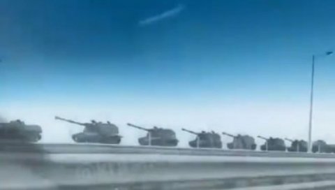 КРИМ ЈЕ ТВРЂАВА КОЈА НЕЋЕ ПАСТИ: Непрегледне колоне руских тенкова и опреме се данима пребацују Керчким мостом (ВИДЕО)