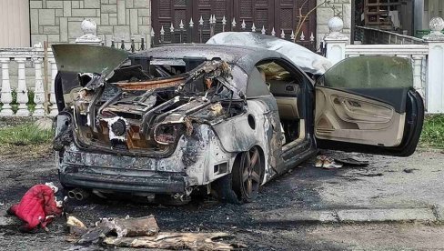 IZGOREO DO NEPREPOZNATLJIVOSTI: U LJuboviji zapaljen automobil političara i privrednika iz Bratunca (FOTO)