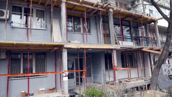 ОЗИДАЛИ ТЕРАСЕ АЛИ БЕЗ ДОЗВОЛЕ: Део станара зграде у Салвадора Аљендеа 12 на Карабурми дозиђује станове