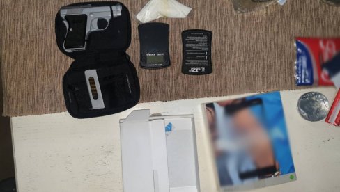 PRONAĐENA DROGA I ORUŽJE: Beograđaninu krivična prijava