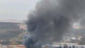POGLEDAJTE SNIMAK POŽARA U RAKOVICI: Plamen zahvatio magacin, gust dim prekrio naselje (FOTO/VIDEO)