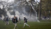 ВОДЕНИМ ТОПОВИМА РАЗБИЛИ ЖУРКУ: Бриселска полиција растерала окупљене у парку