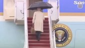 BAJDEN SE PONOVO OKLIZNUO: Američki predsednik opet u žiži interesovanja svetske javnosti (VIDEO)