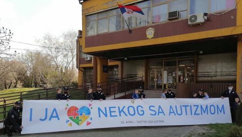 ПЛАВЦИ ИЗ ВРБАСА ПРУЖАЈУ ПОДРШКУ: Полицајци из Врбаса обележили Светски дан особа са аутизмом (ФОТО)