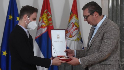 DIREKTNO IZ PREDSEDNIKOVOG KABINETA: Vučić uručio važan orden Stefanu Milenkoviću (FOTO)