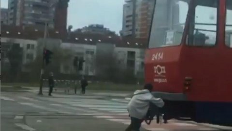 ЈОШ ЈЕДАН УЖАСАН СНИМАК ИЗ БЕОГРАДА: Дечак се вози прикачен за задњи део трамваја! Зашто га неко не заустави? (ВИДЕО)