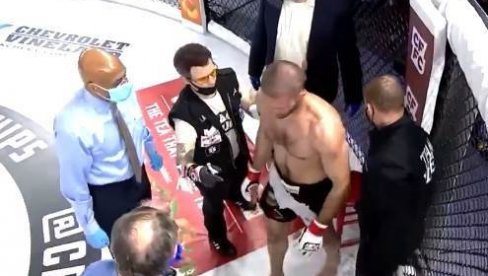 UZNEMIRUJUĆE SCENE: MMA borac usred meča ostao bez prsta, pa hteo da nastavi da se bije (VIDEO)
