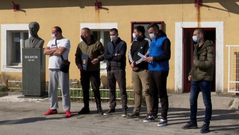 ŠTRAJKUJU GLAĐU, TRAŽE DA RADE: Pripadnici Službe zaštite i spasavanja u Nikšiću protestuju zbog raskida ugovora