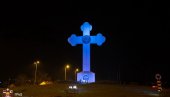 У КРАГУЈЕВЦУ ОБЕЛЕЖЕН СВЕТСКИ ДАН АУТИЗМА: Крст на улазу у град осветљен плавом бојом