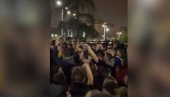 SKANDALOZAN SNIMAK IZ BEOGRADA: Gotovo 500 ljudi na velikoj žurci kod Studenjaka - svi se guraju dok trešti muzika sa razglasa (VIDEO)