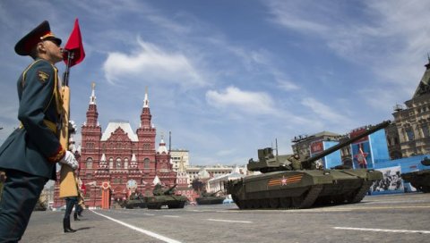 МОЋНЕ МАШИНЕ ТУТЊАЋЕ ЦРВЕНИМ ТРГОМ: Пет врста тенкова на паради у Москви, од Т-34 до Т-14 “Армата”