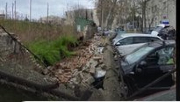 НОВОСТИ САЗНАЈУ: Срушила се ограда земунског стадиона, оштећено осам возила (ФОТО)