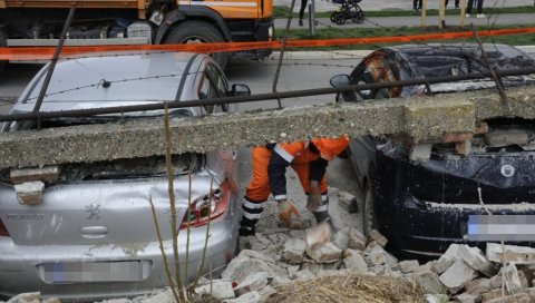 ЗАСТРАШУЈУЋИ СНИМЦИ ИЗ ЗЕМУНА:  Пао зид стадиона фудбалског клуба, оштетио осам аутомобила - у току рашчишћавање (ВИДЕО)