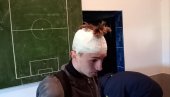 УЗНЕМИРУЈУЋЕ СЦЕНЕ: Шеснаестогодишњи фудбалер погођен флашом у главу у току меча (ФОТО)