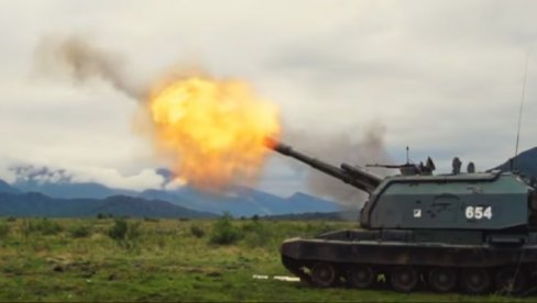 POGLEDAJTE – RUSKA ARTILJERIJA U UKRAJINI: Dejstvo haubica „Msta-S“ 152-mm po položajima VSU (VIDEO)