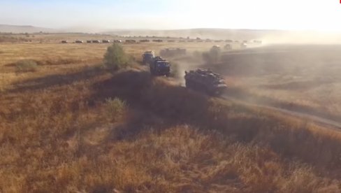 RUSKO MONGOLSKE VEŽBE: Tenkovi jure preko stepe, PVO sistemi obaraju dronove (VIDEO)