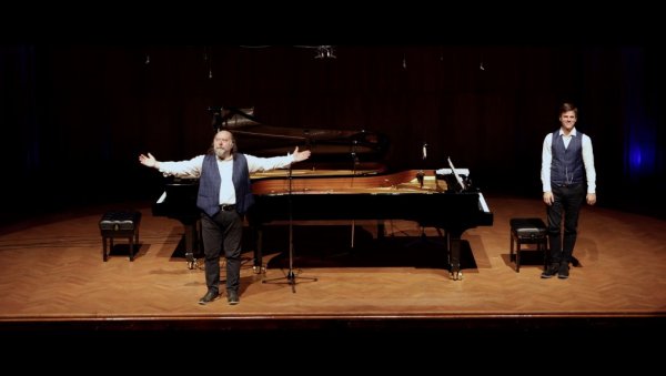 ДОК ДОБУЈЕ КИША  УЗ ЗВУКЕ КЛАВИРА: Четири маљчика објавила обраду класика Идола