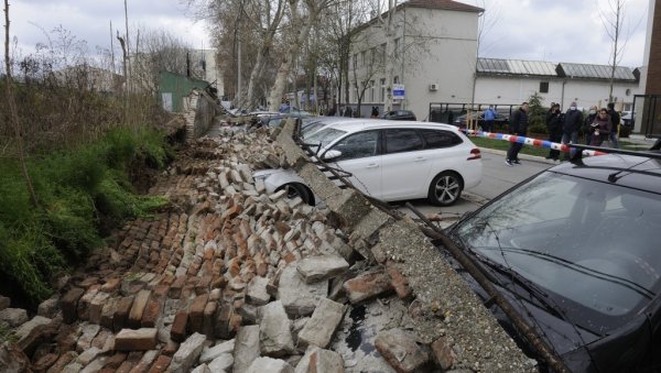 СТАРИ ЗИД НИЧИЈА БРИГА: Још непознато ко је одговоран за ограду која се обрушила на кола паркирана у земунској Добановачкој улици