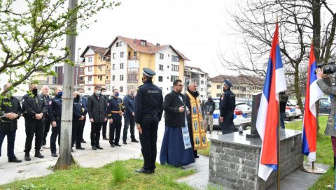 УТКАЛИ СУ СВОЈЕ ЖИВОТЕ У ТЕМЕЉЕ РЕПУБЛИКЕ СРПСКЕ: уз почаст погинулим колегама обележен Дан полиције у Источном Сарајеву