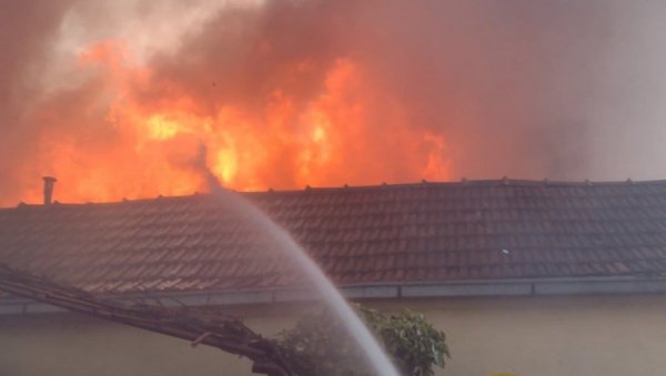 ПРВЕ СЛИКЕ ПОЖАРА У ИНЂИЈИ: Ватрогасци се боре са ватреном стихијом - Две особе се нагутале дима, збринуте у болници