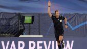 UVEDENO NOVO PRAVILO PRED DERBI: Ako ne radi VAR sudije će ovako donositi odluku!