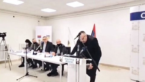 ЦИПЕЛОМ ГАЂАО ПРЕДСЕДНИКА: Инцидент на седници Скупштине општине у Лебану