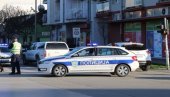 POLICIJA BLOKIRALA ULICU U NOVOM SADU: Podmetnuta bomba u ulazu u zgradu Dalibora Bogdanovića Boće, privedena jedna osoba (VIDEO)