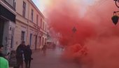 PROTEST I DIMNE BOMBE U CENTRU BEOGRADA: Građani ispred crnogorske ambasade nakon skandalozne odluke Krivokapića (VIDEO)