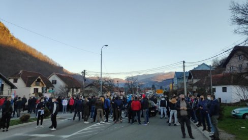 ZA PRAVDU I U BIJELOM POLJU: Građani na ulici protiv odluke Krivokapića (FOTO)