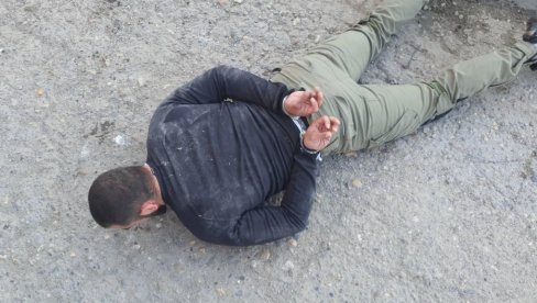 FOTOGRAFIJE HAPŠENJA U NOVOM SADU: Ovako je pao muškarac u ulici Ilije Birčanina, policajci pronašli oko kilogram eksploziva sa detonatorom