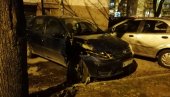 HAOS U NIŠU: Vozilom oborio drvo, oštetio četiri automobila - jedna osoba povređena (FOTO)