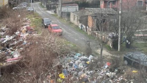 SEDAM GODINA UZ  DIVLJU DEPONIJU: U Mirijevskoj ulici Jovanke Radaković ne mogu da se reše smetlišta