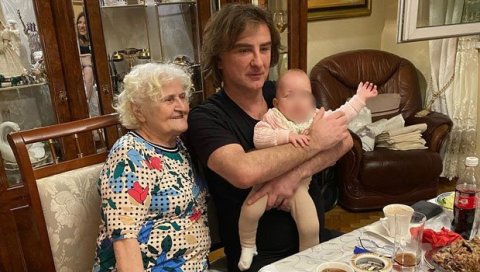 ПОДЕТИЊИО УЗ ЕМИЛИЈУ: Емотивна слика власника пинка Жељка Митровића са мајком и унуком