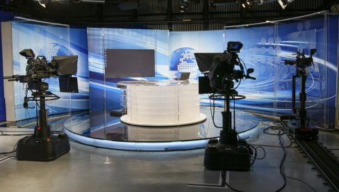 BUDUĆNOST  JE STIGLA: Samohodne kamere-roboti u studiju 11 Radio-televizije Srbije
