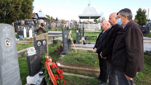 ВЕНЦИ КРАЈ СПОМЕНИКА ВЕЛИКОМ РАТНИКУ: Осам деценија од напада на Југославију, почаст хероју Веселину Дивцу