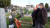 ВЕНЦИ КРАЈ СПОМЕНИКА ВЕЛИКОМ РАТНИКУ: Осам деценија од напада на Југославију, почаст хероју Веселину Дивцу