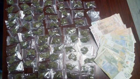 ДРОГА У АУТОМОБИЛУ: Полиција пронашла 62 кесице марихуане
