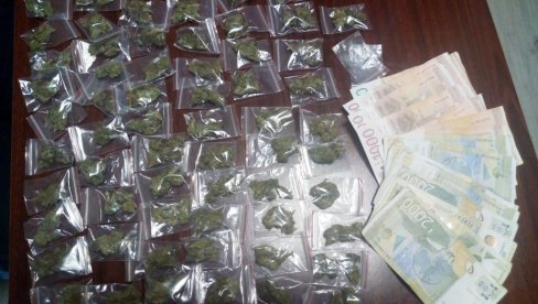 DROGA U AUTOMOBILU: Policija pronašla 62 kesice marihuane