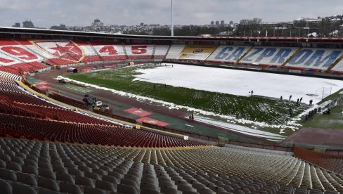 SNEŽNI APRILSKI DERBI: Beli pokrivač na travi stadiona Rajko Mitić (FOTO)