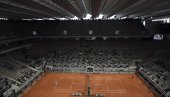 NIJE U PITANJU DUEL ĐOKOVIĆ - NADAL: Čuveni teniski stadion je domaćin košarkaške utakmice (VIDEO)