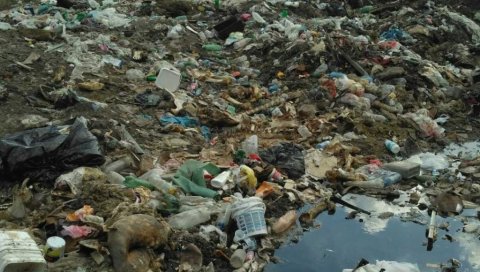 ДЕПОНИЈА БЛОКИРАНА, СМЕЋА СВЕ ВИШЕ: Житељи села на обронцима Златара већ недељу дана спречавају одлагање отпада на препуњеној локацији