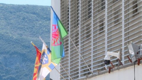 ПОВОДОМ СВЕТСКОГ ДАНА РОМА: Истакнута застава националне мањине на згради општине Херцег Нови