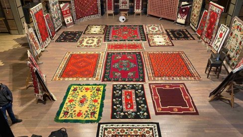 RAMBO AMDEUS SVIRA NA ĆILIMIMA: Poznati muzičar ima originalan način za pravljenje distance (FOTO)