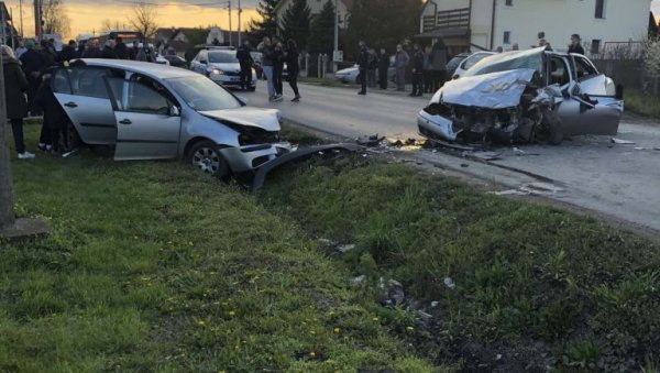 ТЕШКА САОБРАЋАЈКА У БАТАЈНИЦИ: Шест особа повређено у судару два аутомобила