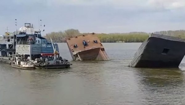 ПРЕЛОМИЛА СЕ И ПОЧЕЛА ДА НЕСТАЈЕ ПОД ВОДОМ: Погледајте како је потонула баржа на Дунаву у близини Смедерева (ВИДЕО)