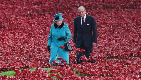 РУЖА ВОЈВОДЕ ОД ЕДИНБУРГА ЗА 100. РОЂЕНДАН: Краљица Елизабета засадила цвет назван по покојном принцу Филипу