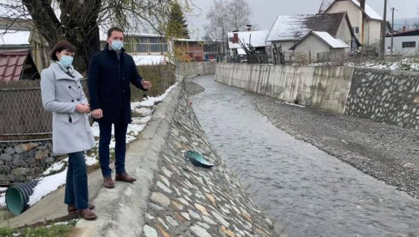 ЗАШТИТА ОД ПОПЛАВА: Општина Трстеник и ЈП „Србија воде“ санирају оштећено корито Љубостињске реке