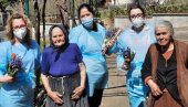 OVO JE FOTOGRAFIJA DANA: Bake sa cvećem sačekale medicinske radnike u Grockoj