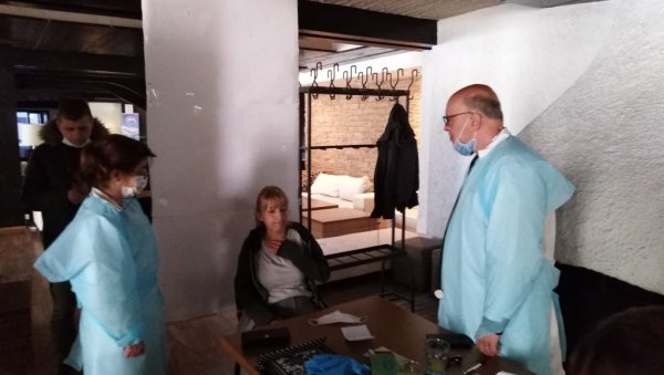 НАСТАВЉА СЕ БОРБА ПРОТИВ КОРОНЕ: У Доњем Милановцу вакцинисани туристички радници